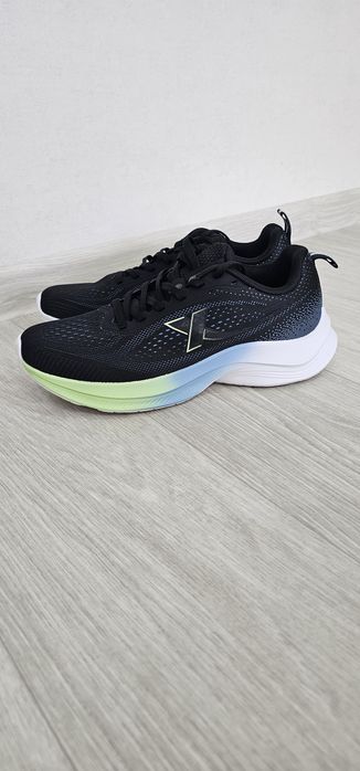 Продам новые кроссовки Xtep