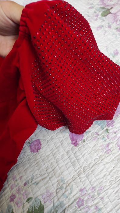 Qizlar kuylagi qizil rangli