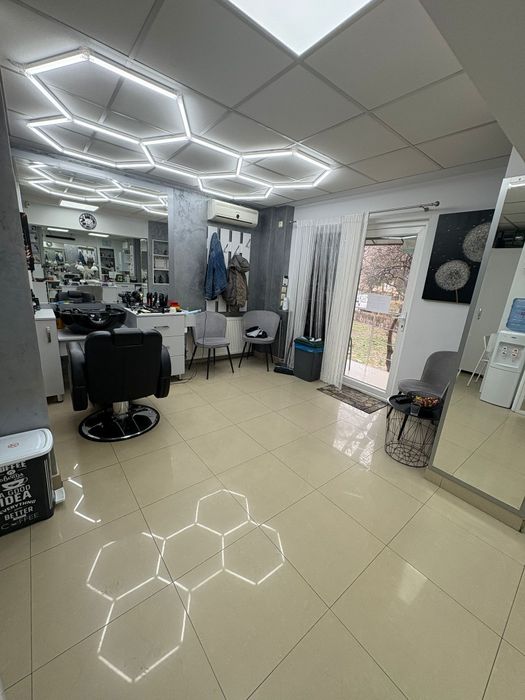 Închiriez cameră salon
