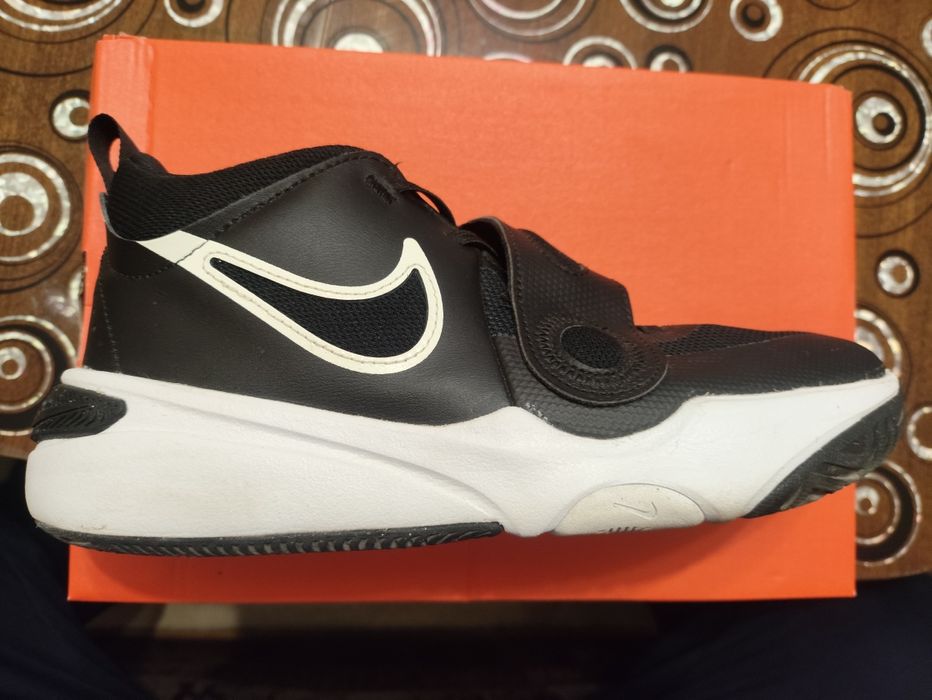 Маратонки NIKE за момче номер 40. Дължина на стелката 25,5 см.