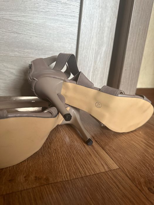 Продам классные летние туфли 40 размера