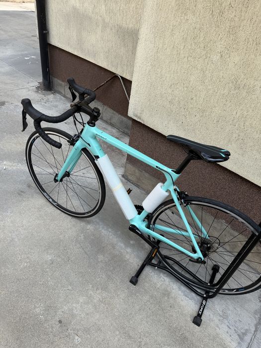 ЧИСТО НОВ Карбонов шосеен велосипед Bianchi Sprint (Celeste)