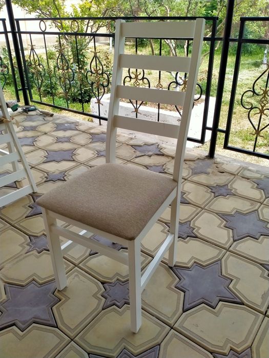Стулья 6 штук, белые.