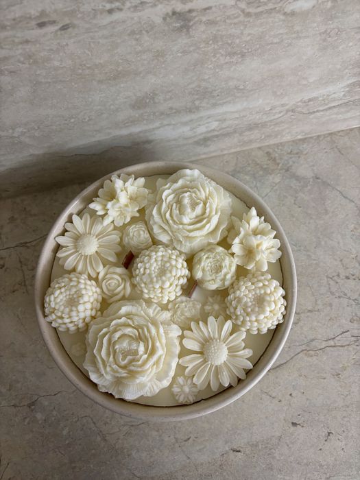 Lumânare parfumata în recipient.