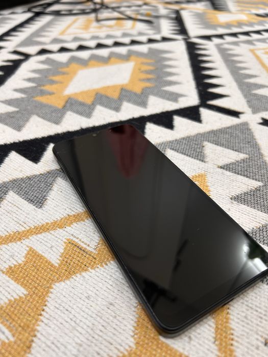 Redmi A3  с мальенкой трещинкой