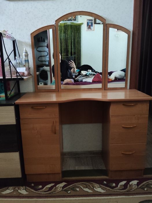 Продам дамский столик