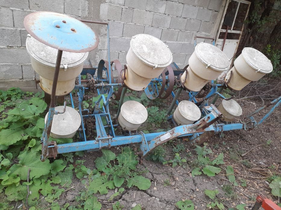 Vând Semănătoare pentru porumb 4 rânduri mecanic