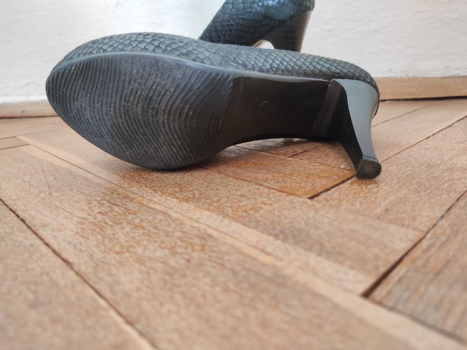 Продавам два чифта черни обувки