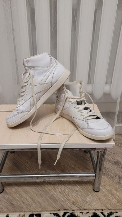 Продам женские кроссовки Reebok