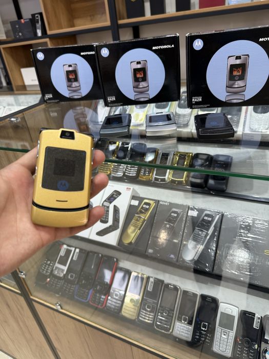 Motorola Rezr V3 i  LEGENDA новый пачка