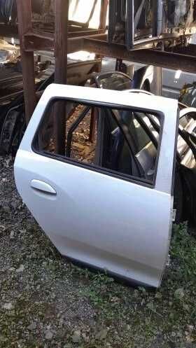 Продавам задна дясна врата за Дачия Логан.