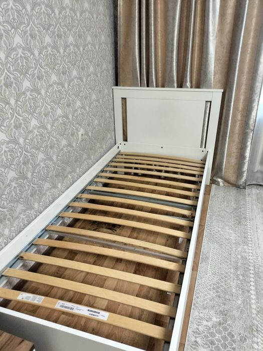 Кровать белого цвета