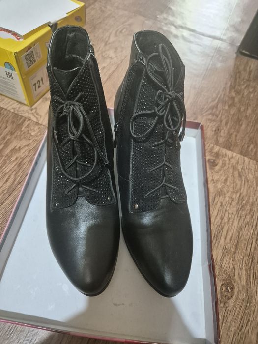 Женские ботинки на каблуке
