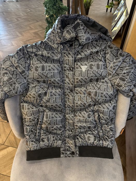 Продавам ново яке guess за дете 14 год