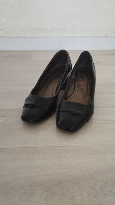 Отдам бесплатно 2 туфли