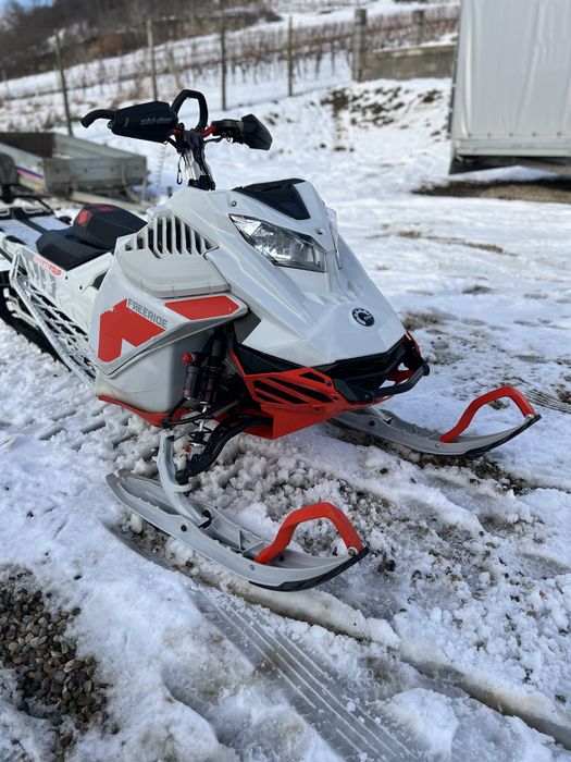 Snowmobil ski doo snowmobile turbo