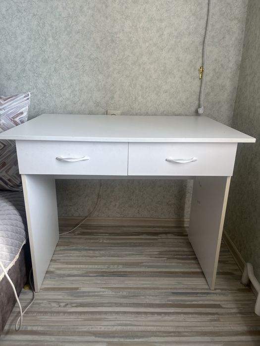 Письменный стол в хорошем состоянии