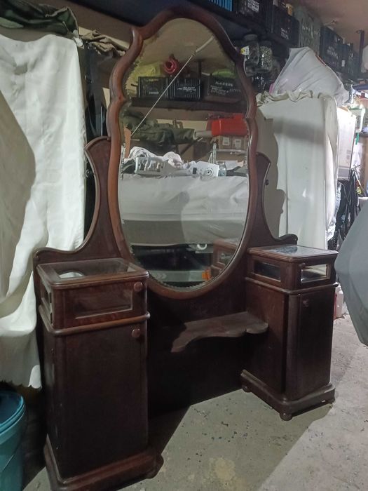 Продавам старинна тоалетка с огледало