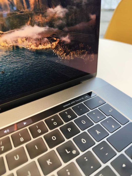 Macbook Pro 15' i7 | 16GB RAM | 256 GB SSD | Baterie noua