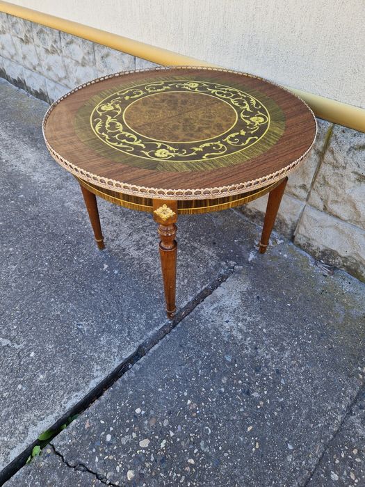 Чудесна много красива антикварна масичка