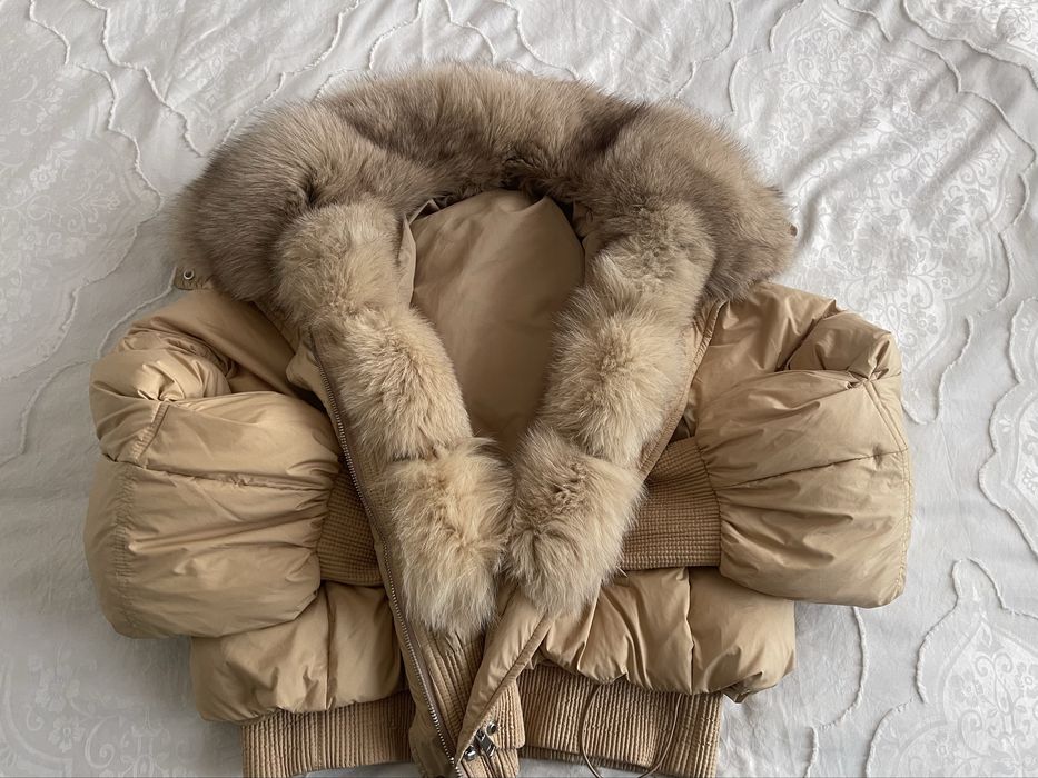 Дамско късо пухено яке с естествен косъм