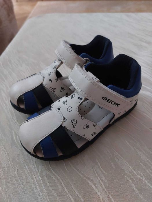 Продавам детски сандали GEOX