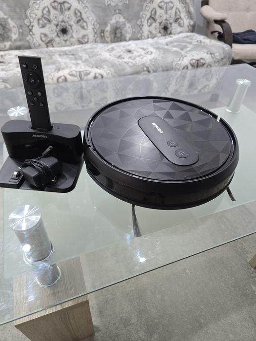 Vând aspirator Robot AIRROBO P20, putere de aspirare 2800 Pa, autonomie 120 minute, control prin aplicatie, cu statie de incarcare si telecomandă.