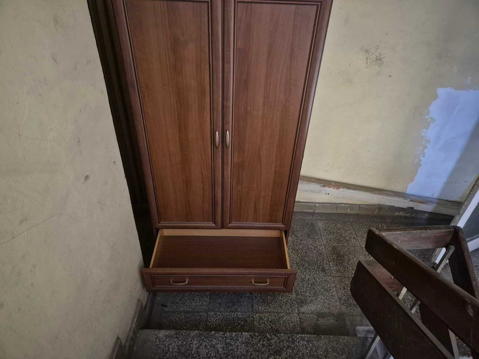 Трикрилен гардероб