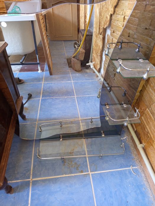 Умывальник с зеркалом