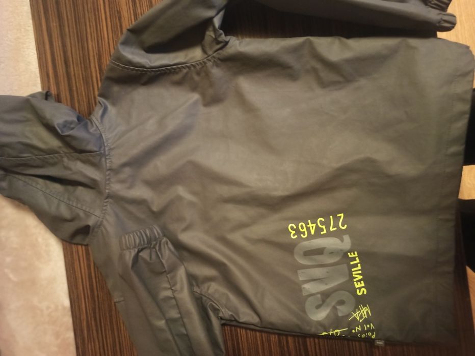 Geaca subtire cauciucata cu gluga pt baieti 7 ani