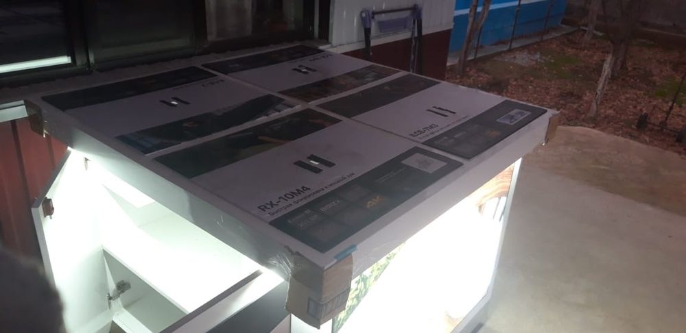 Шкаф стол с стелянной полкой