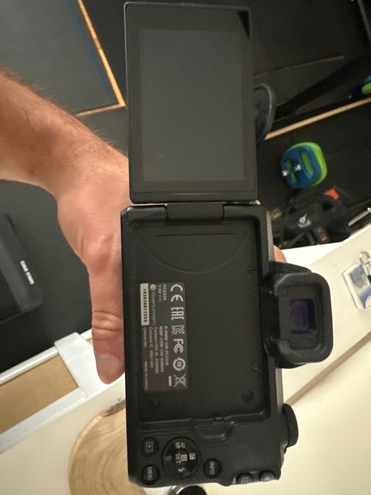 Vând cameră mirrorless Canon EOS M50