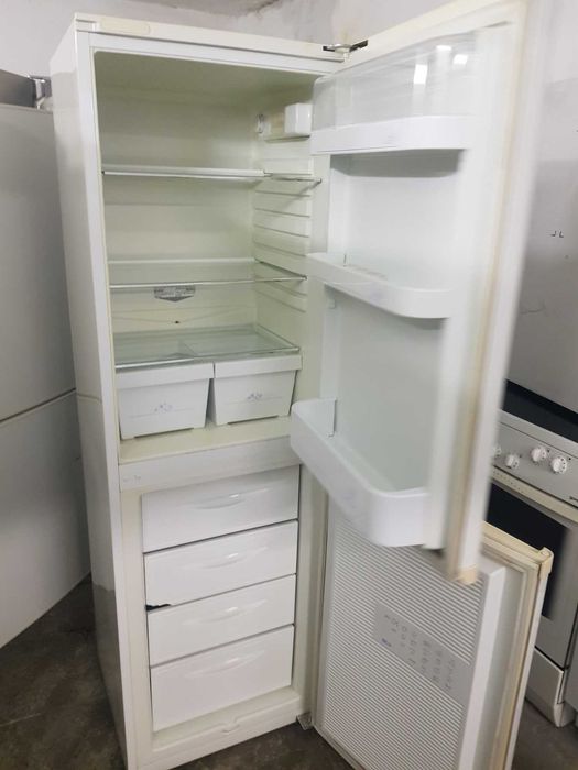 Продавам Хладилник с фризер
