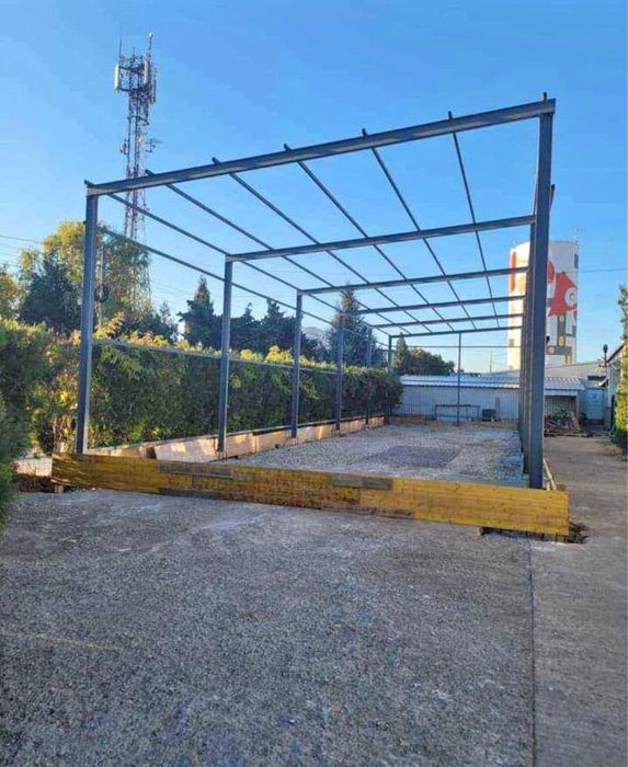 Dau la schimb o hala metalica pe o masina automata