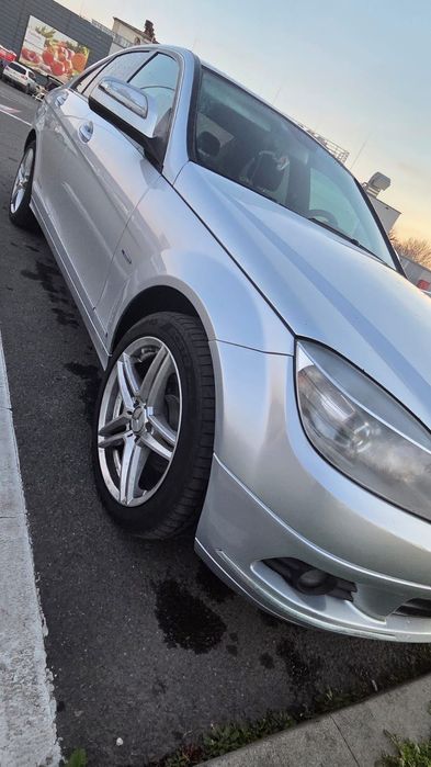 Vând Mercedes C200