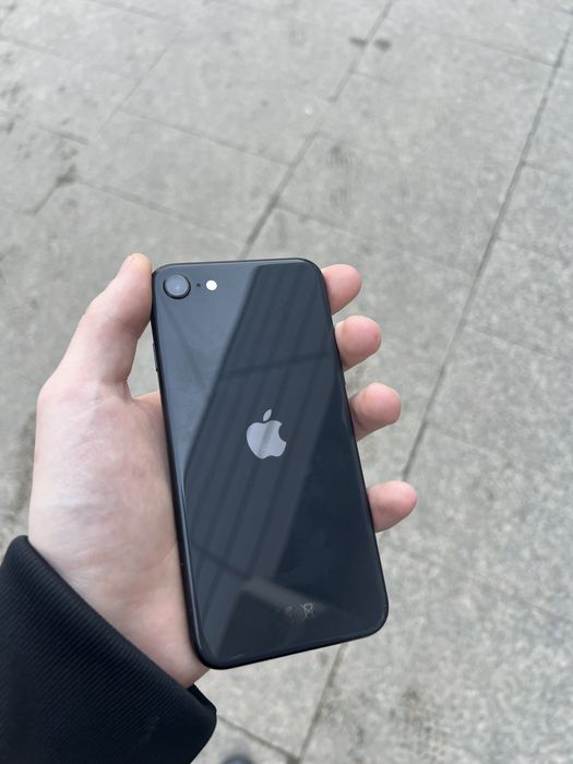 Продам iPhone SE 2020