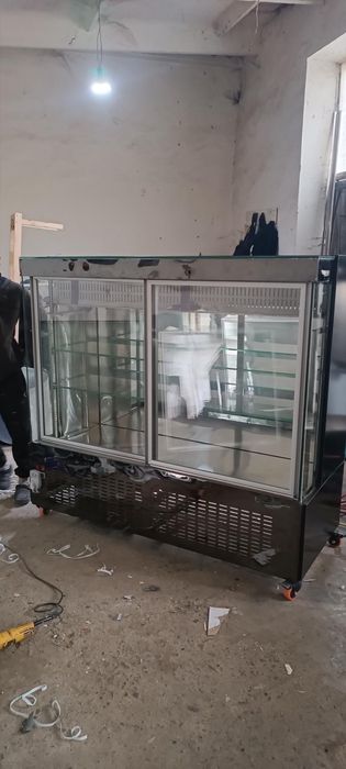 Vetrina xaladelnik Tort va shirinliklar uchun