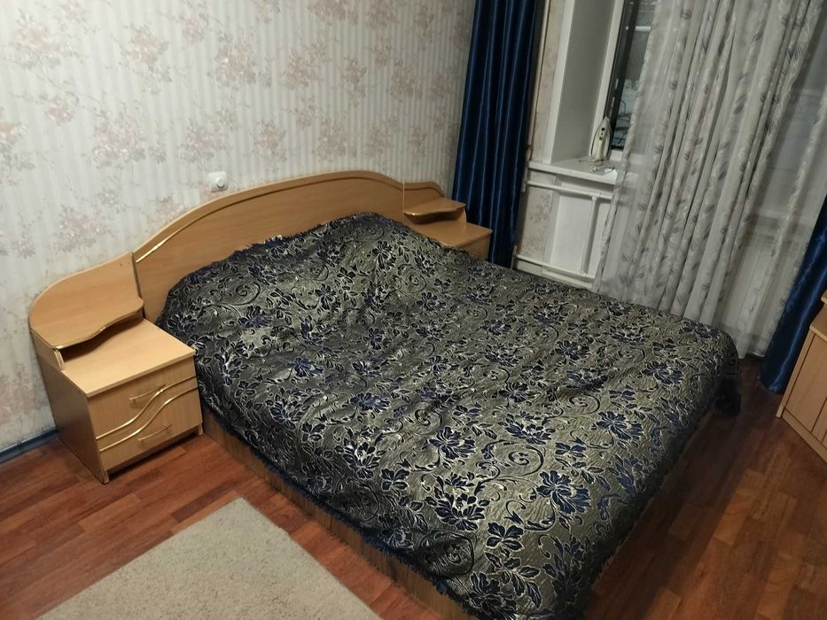 Кровать с двумя тумбами и матрасом