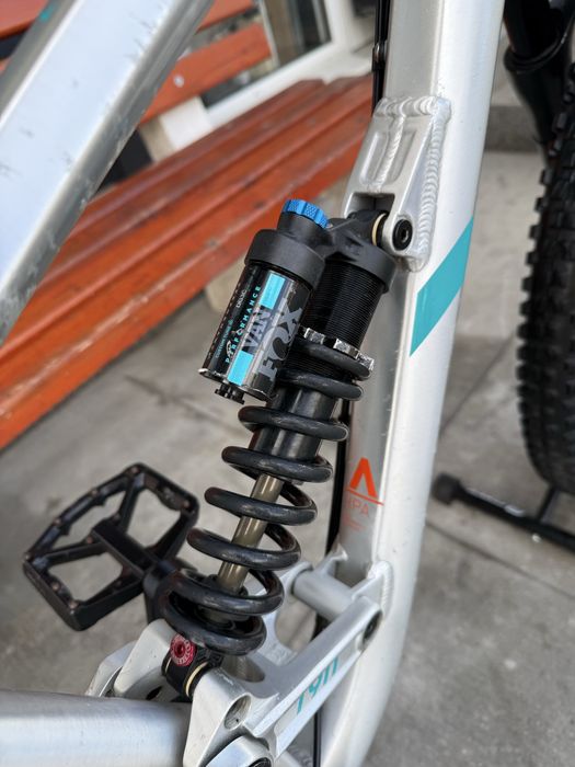 Планински велосипед Мекица Cube за скачане. 27.5/M