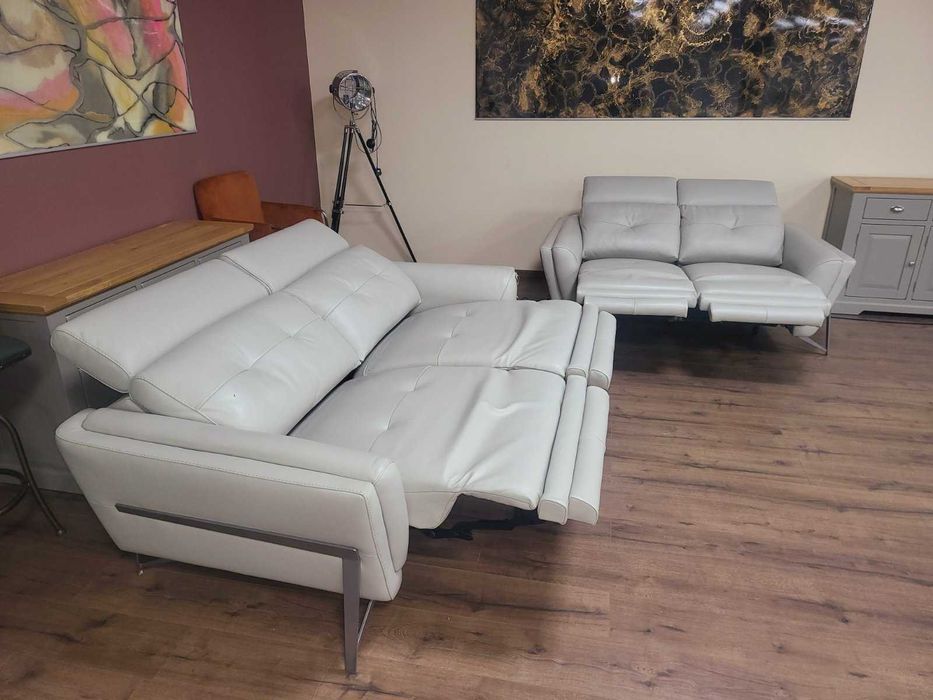 Светло сив комплект кожени дивани двойка и тройка Loreto с ел. релакс