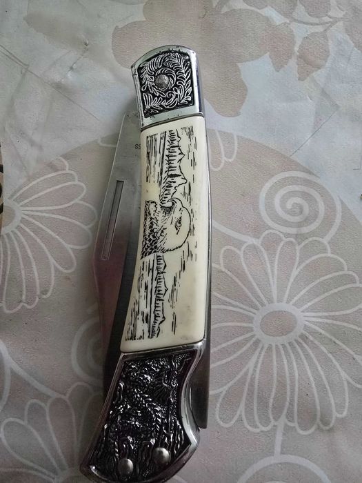 Продавам три джобни ножчета.