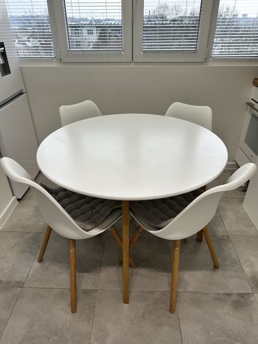 Маса за хранене. Бял и дървен цвят.