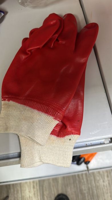 Продам новые перчатки , жилеты