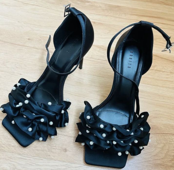 Черен сатен и бели перли