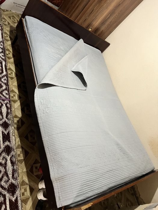 Продается кровать полуторка с ортопедическим  матрасом