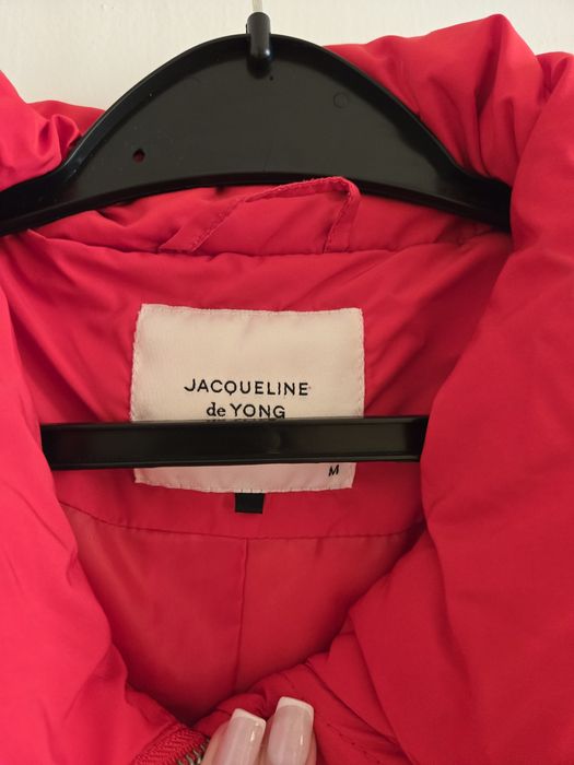 Преходно яке в червен цвят