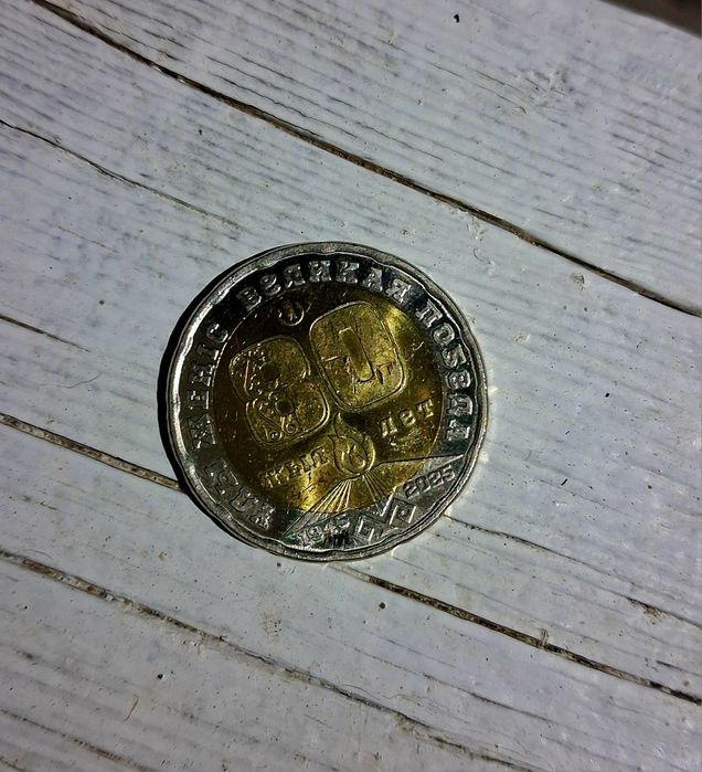 Продам монету 200тг и 100тг