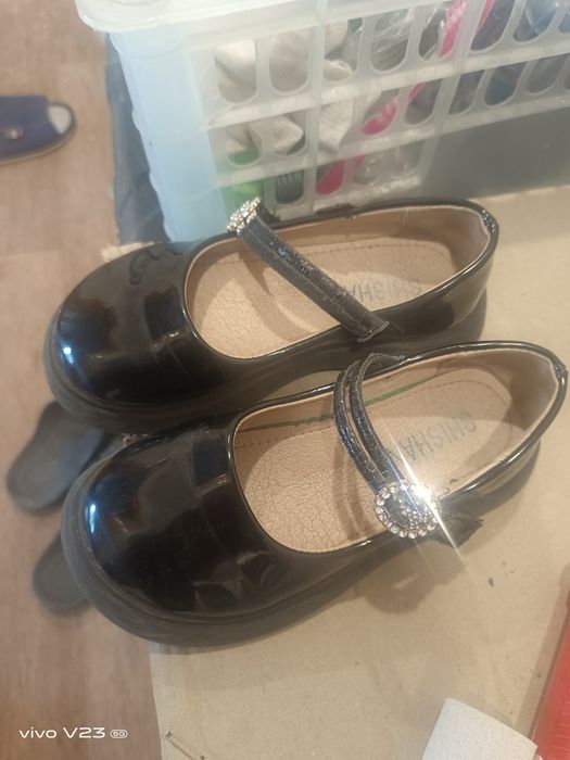 Продам школьные туфли