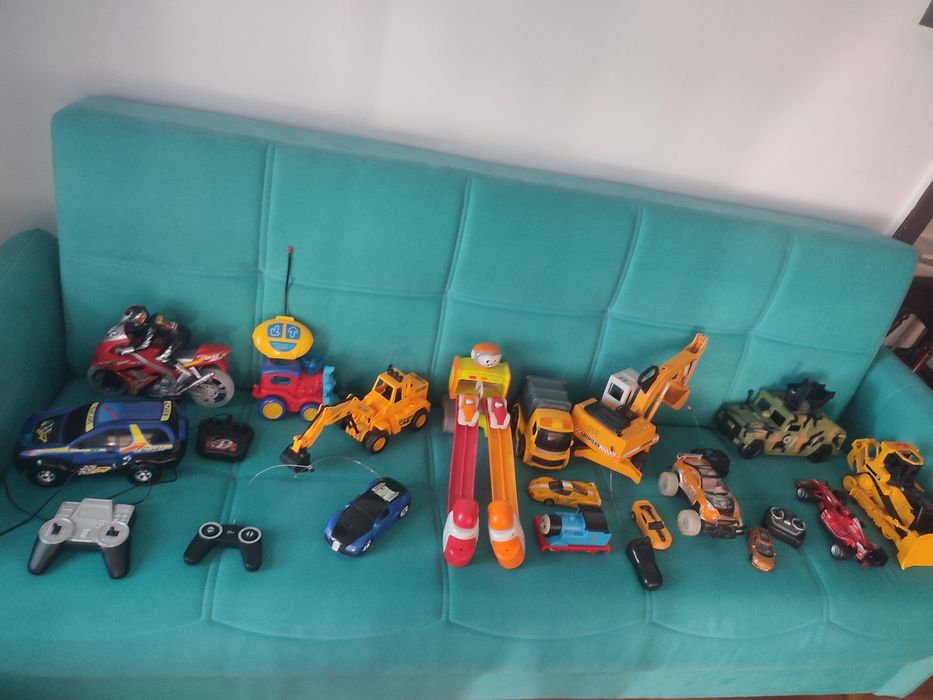 Mașinuțe cu baterii și telecomanda