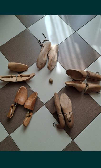 Papuci din lemn masiv.